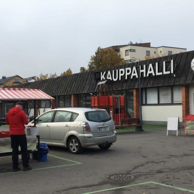 Mies torikojulla ulkona Lappeenrannan kauppahallin edessä.