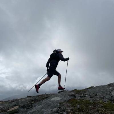 Mårten Boström springer på ett berg.