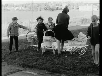 Romska barn leker och spelar på en bil ur programmet Av annan sort: zigenare 1967. Bild: YLE arkivet, screenshot