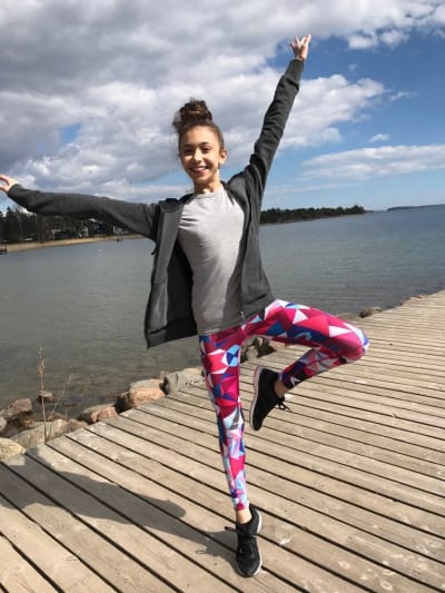 Aisha Kassem står på en tå på en brygga.