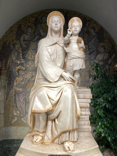 Navararan yliopiston Neitsyt Maria ja Jeesus -lapsi patsas.