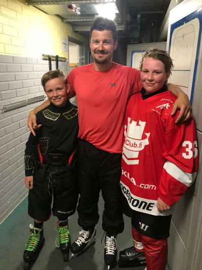 Oscar Hemming, Lari Joutsenlahti och Emil Hemming i hockeymundering.