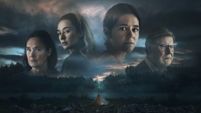 Pernilla August, Alba August, Asta Kamma August och Rolf Lassgård mot bakgrunden av ett öde landskap och ett ensamt tält.
