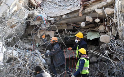 Räddningsarbetare jobbar i ruinerna efter jordbävningen i Kahramanmaras i Turkiet.
