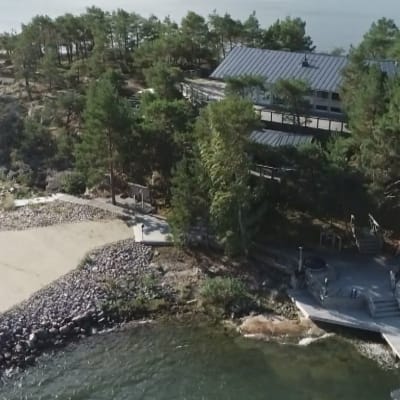 Airiston Helmi -yrityksen omistama Säkkiluoto kuvattuna ilmasta.