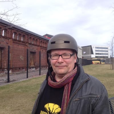 Tuomas Rantanen (Gröna) framför VR-magasinen