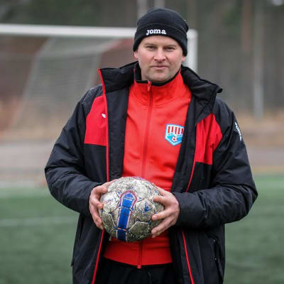 Tero Forss tränar BK-46 i fotboll.