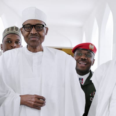 Nigerian presidentti Muhammadu Buhari matkalla rukoushetkeen Abujassa, Nigeriassa.