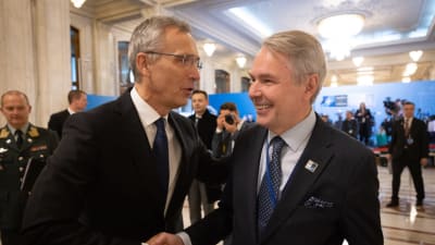 Natochefen Jens Stoltenberg och Finlands utrikesminister Pekka Haavisto skakar hand