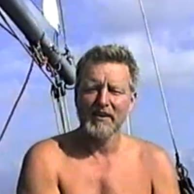 Pertti Duncker purjeveneessään.