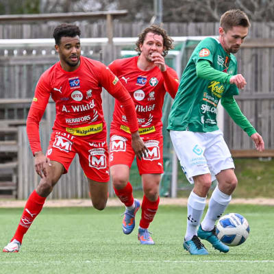En spelare sparkar bollen.
