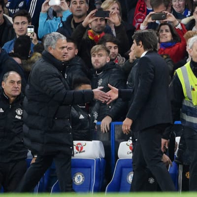 Jose Mourinho kättelee Antonio Contea.
