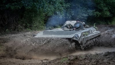En pansarvagn med två soldater