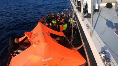 Migranter ute på Egeiska havet räddas av turkisk kustbevakning.