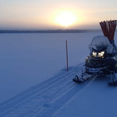 moottorikelkka järven jäällä, merkkaustikut