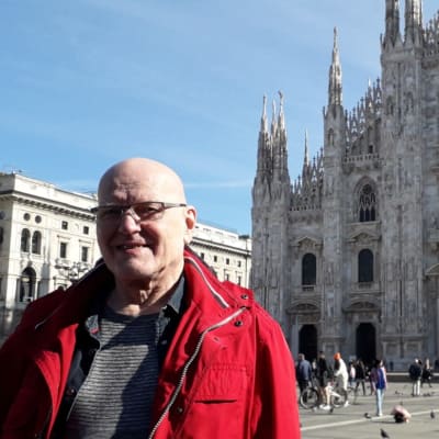 Esko Leino Duomo di Milano -katetdraalin edessä Milanossa Italiassa.
