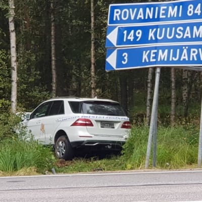 Tieltä suistunut auto Kemijärvellä Rovaniementien risteyksessä.