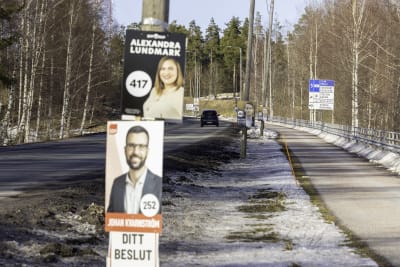 Riksdagsvalreklam vid en vägren i Karis.