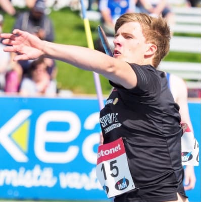 Antti Ruuskanen och Oliver Helander kastar spjut.