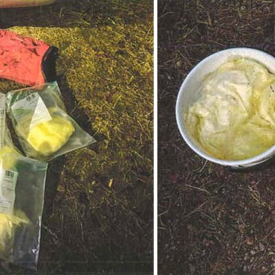 Vasemmalla kätköstä löytyneessä kanoottisäkissä oli 8 kappaletta noin 2 kg painosia vakuumipusseja, joiden epäillään sisältävän amfetamiinia. Oikealla,  Kärrintien läheisyydessä ollut ämpärikätkö (ämpäri 1), jossa oli kolme kappaletta vakuumipakkauksia, joiden epäillään sisältävän amfetamiinia.