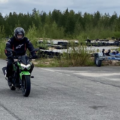Kajaanilainen Rasmus Svensk harjoittelee jarrutusta moottoripyörällä.