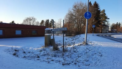 Skylt som visar hälsostationen i Mouhijärvi.