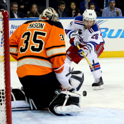 Philadelphia Flyersin Steve Mason torjuu Martin St. Louis'n laukauksen.
