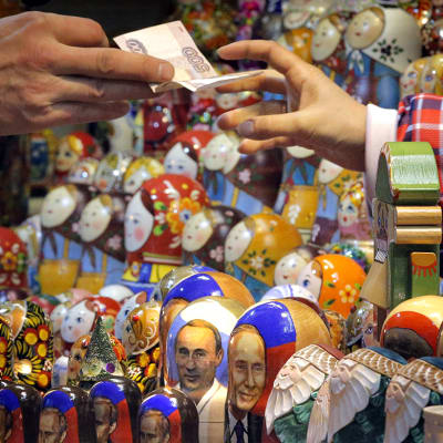 Perinteisten Maatuskanukkejen rinnalla on myynnissä myös Vladimir Putinin kuvalla varustettuja puunukkeja.