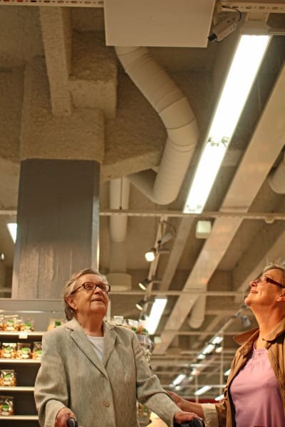Solveig Langhoff och Denise Söderholm står under en riktad högtalare i K-supermarket på Drumsö.