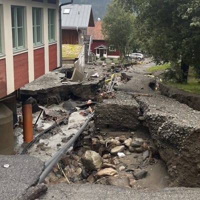 Tulvatuhoja Åressa. Asfaltti on revennyt monesta kohtaa ja maassa on suuria railoja.