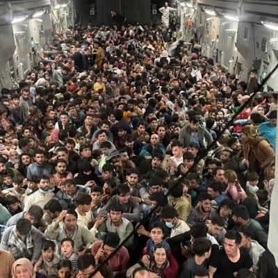 Afganistanilaisia evakuoitiin Yhdysvaltain ilmavoimien koneeseen Kabulissa