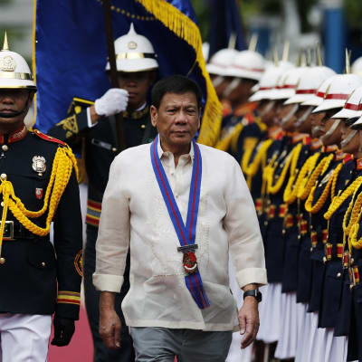 Presidentti Rodrigo Duterte vastaanotti kunniakomppanian Quezon Cityn kaupungissa kesäkuun lopulla.