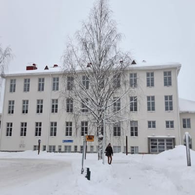 Valkoinen, kolmikerroksinen Kontion koulu. Kuva otettu talvella.