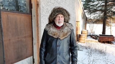 Niilo Säntti utanför sitt garage i Mouhijärvi.