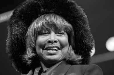 Tina Turner på en teaterscen i Hamburg år 2019 efter en föreställning av en musikal om hennes liv.