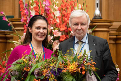 Lulu Ranne och Erkki Tuomioja vid Nordiska rådets session, med blomster.