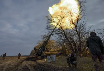 Ukrainan sotilaat ampuvat 203 mm:n Pion-tykillä  Khersonin alueella Ukrainassa 09.11.2022.
