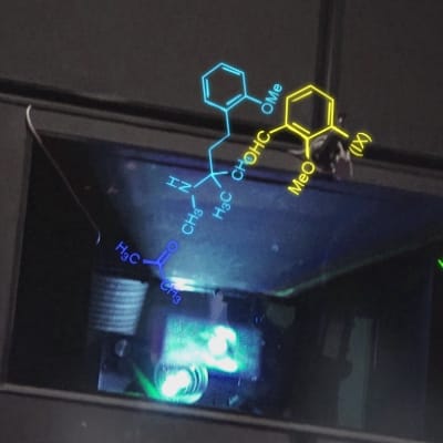 kemiallinen kaava elokuvateatterin projektorin valossa