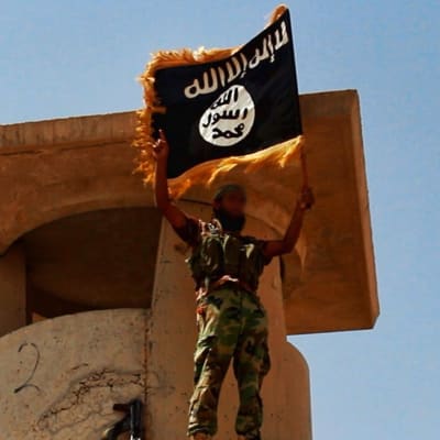 IS-krigare poserar med flagga i Irak.