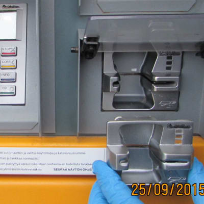 Poliisin kuva korttiautomaattiin asennetusta skimmauslaitteesta.
