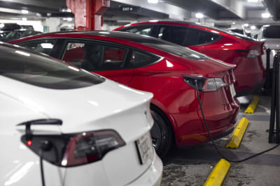 Tesla-bilar på laddning.
