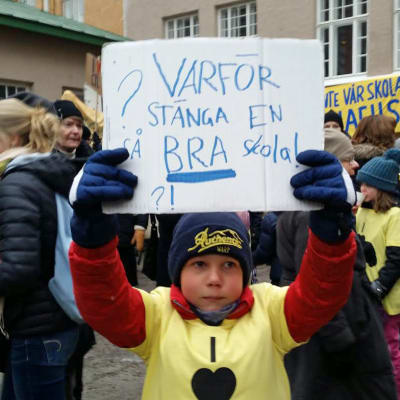 Folk demonstrerar utanför Cygnaeus skola i Helsingfors 3.3 2016.