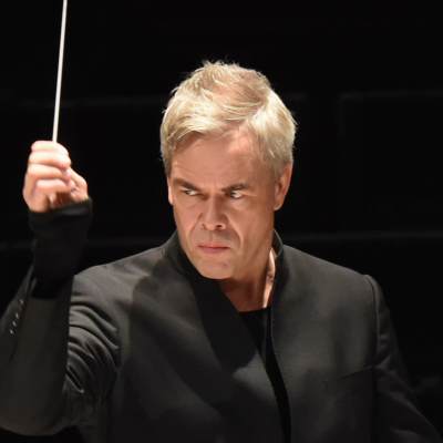 Hannu Lintu johtaa orkesteria