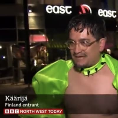 En man i en Käärijädräkt intervjuas i tv.