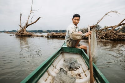 Sorn Rem kalastaa Mekong joella Stung Trengin alueella Pohjois-Kambodžassa.