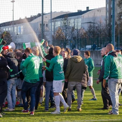 Fans och spelare jublar över EIF:s avancemang till division 1 i fotboll.