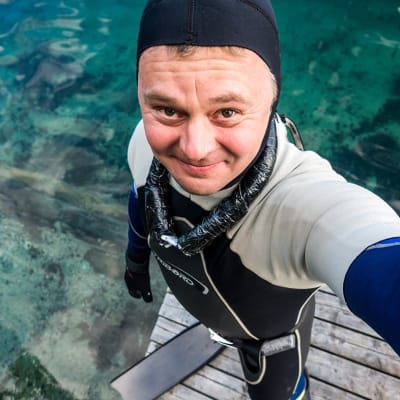 Jarno Artika ottaa itsesästään selfien Valkiajärven rannalla. 