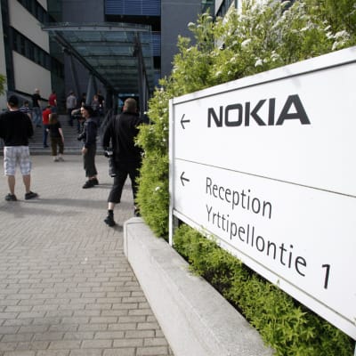 Nokian työntekijöitä saapumassa Nokian Oulun konttorille Peltolassa, 14. kesäkuuta 2012.