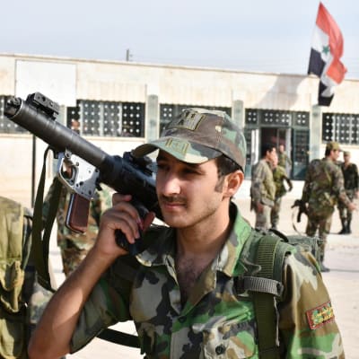 Syyrialaisia sotilaita Manbijin kaupungissa 15. lokakuuta. 