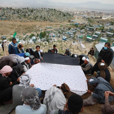 Kabulin synnytyssairaalan uhrin hautajaiset. 13.5.2020.
